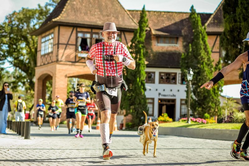 Neumann e Feijão caracterizados em competição de meia maratona em Pomerode 