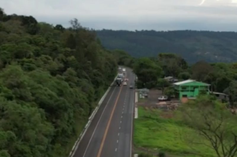 Drone flagra motoristas em ultrapassagens perigosas.