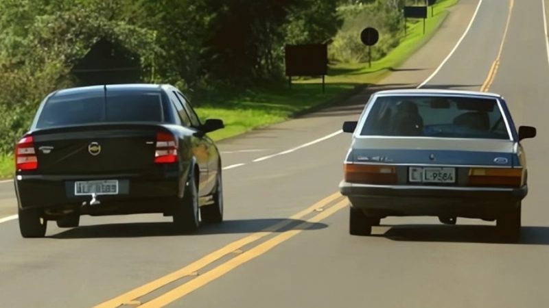 Carro fazendo ultrapassagem em faixa contínua dupla