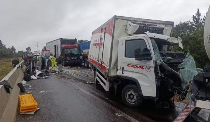 Um caminhoneiro morreu durante a colisão