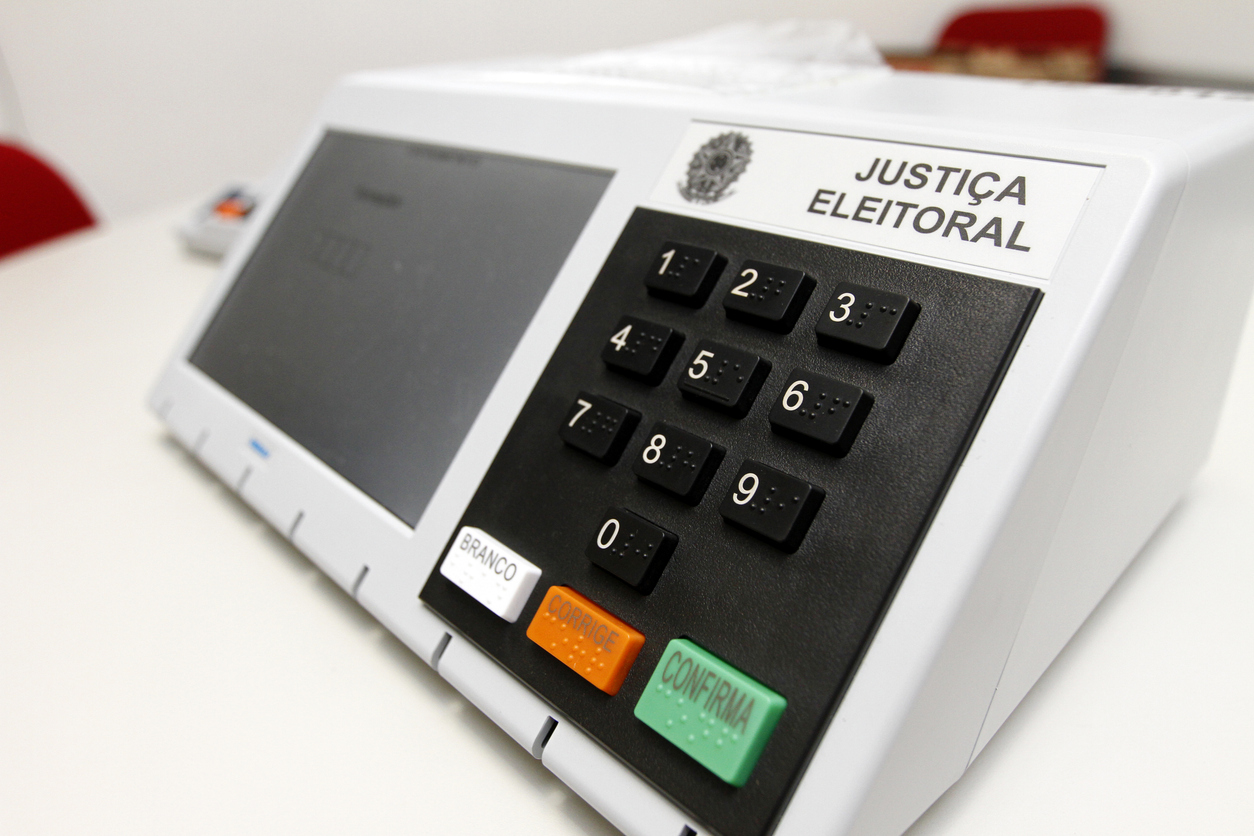 Eleições 2026: urna eletrônica exibirá seis fotos durante votação para o Senado; entenda