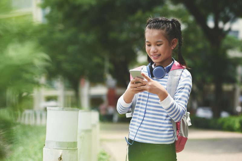 Foto mostra uso de celulares por criança 