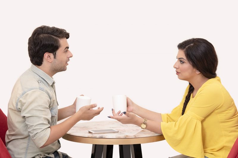 Amigos conversando em um café 