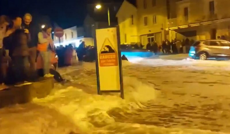 Ressaca invadiu as ruas de Saint-Malo na França