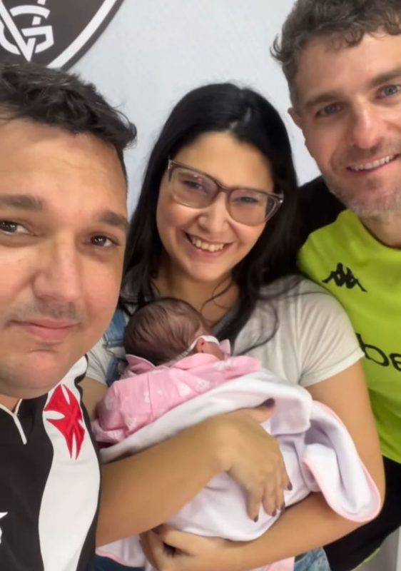 Vegetti agradeceu homenagem feita por torcedor do Vasco e tirou uma selfie com a família 