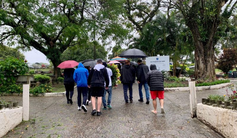 Familiares e amigos prestaram as últimas homenagens a Thiago Kich de Melo na manhã desta quarta-feira (9)