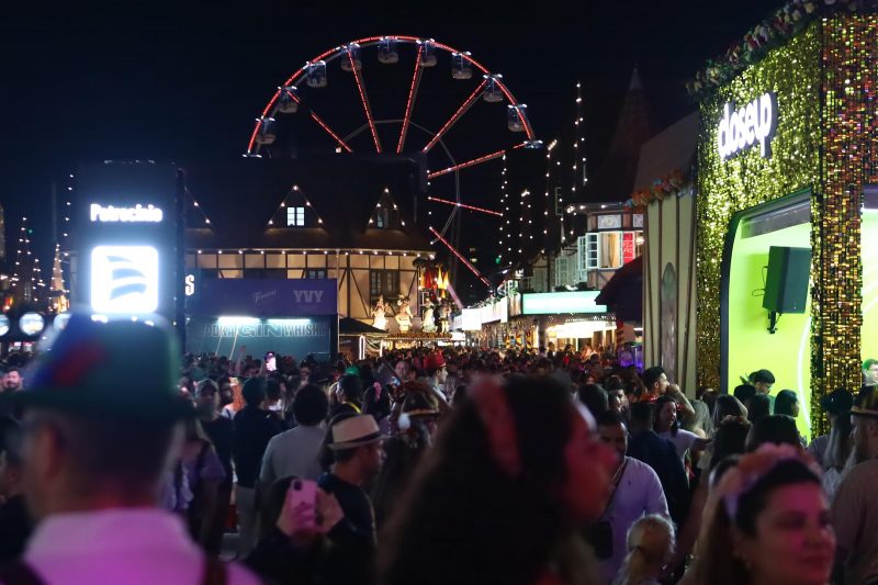 A imagem mostra o Parque Vila Germânica durante a Oktoberfest Blumenau.