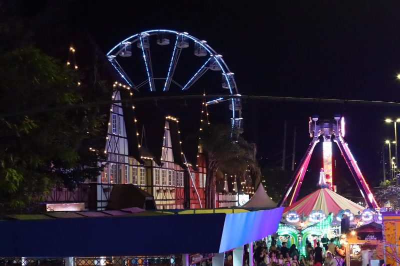 Foto do Parque Vila Germânica durante evento na parte da noite 