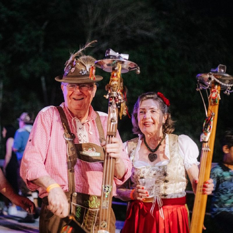 Tocadores do Violino do Diabo mostrando seus instrumentos 