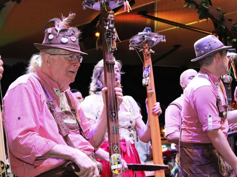 Grupo Teufelsgeige se apresentou com o violino do diabo na Oktoberfest Blumenau 