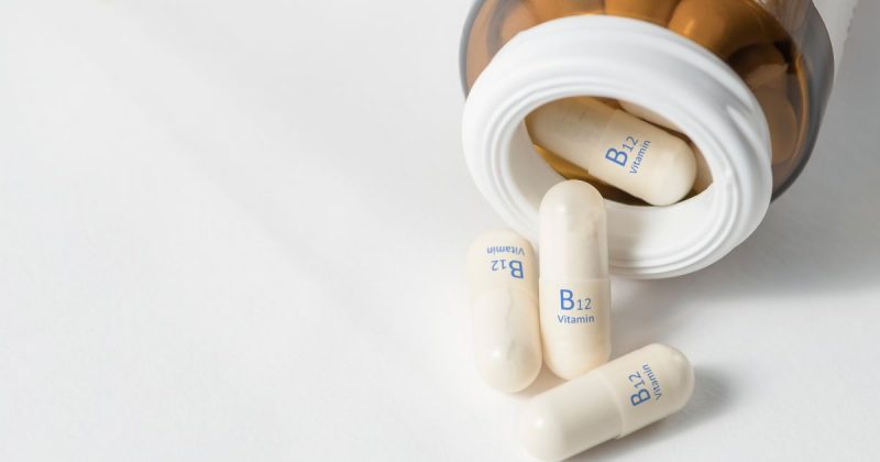 Capsulas da vitamina B12 dentro de vidro