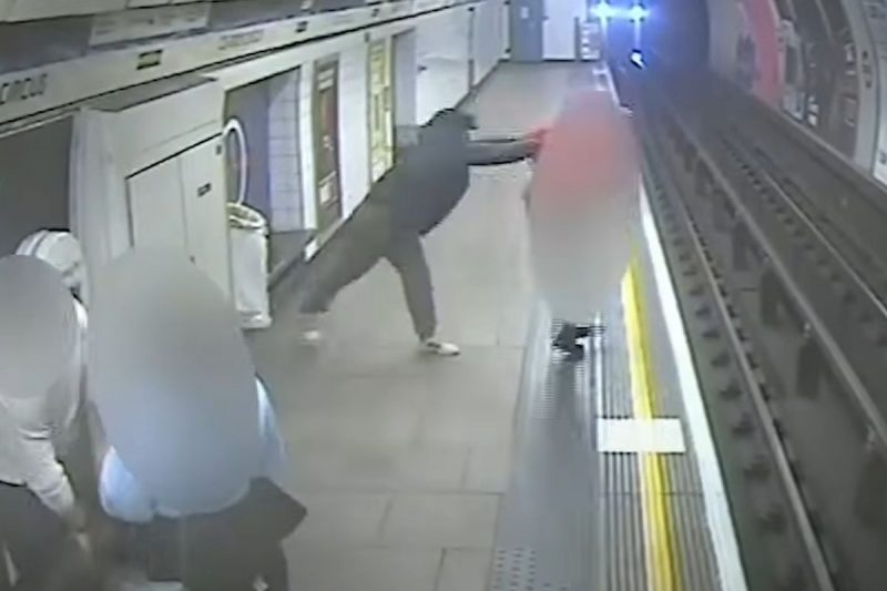 Homem empurra vítima nos trilhos do metrô de Londres, na Inglaterra