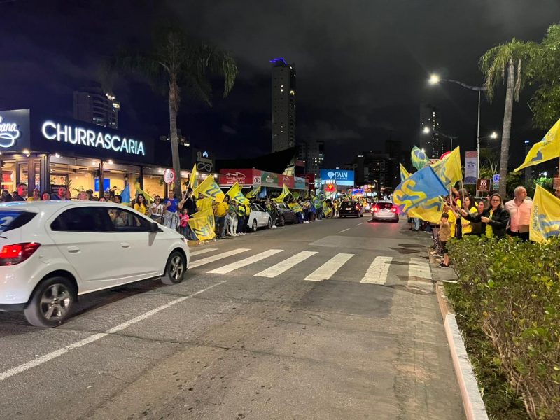 Foto mostra comemoração na rua de apoiadores de Robison Coelho (PL)