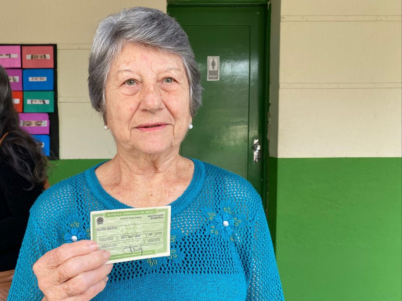 Aos 80 anos, Ester Manke fez questão de exercer a cidadania e votar em Blumenau - Bruna Ziekuhr/ND