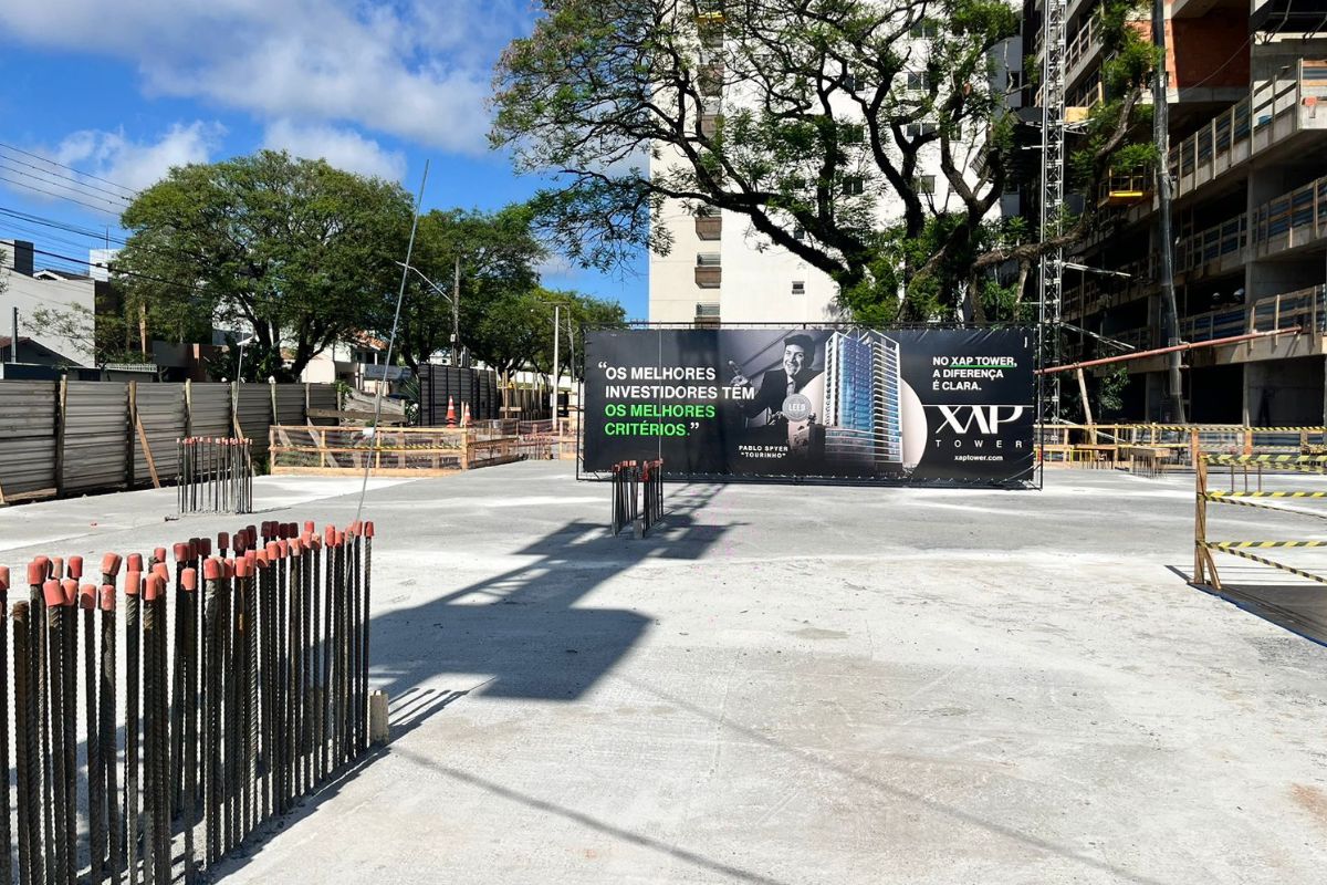 Localizado na Avenida Nereu Ramos com esquina para a Rua Achiles Tomazelli, em um terreno de 2.100 m², o XAP Tower contará com 26 andares - Milena Bender/ND