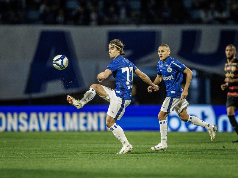 Zé Ricardo, camisa 77, em jogo do Avaí pela Série B