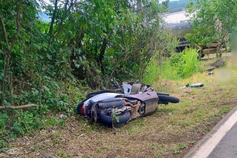 Motociclista morre após bater contra caminhão de leite no Oeste de SC