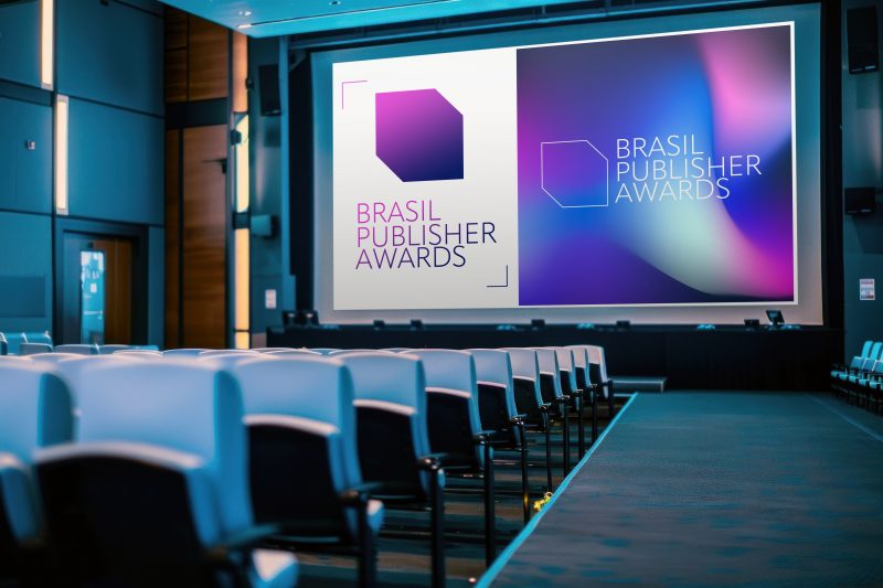 telão com a logo dos finalistas do Brasil Publisher Awards