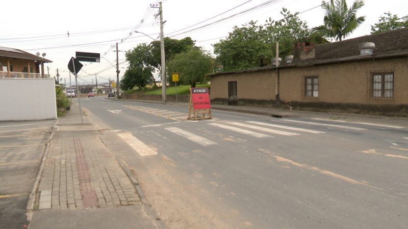 Placa sinaliza bloqueio de acesso ao bairro