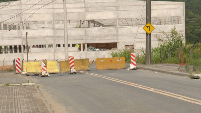 Moradores reclamam do bloqueio, que ocorre na entrada do Distrito do Belchior