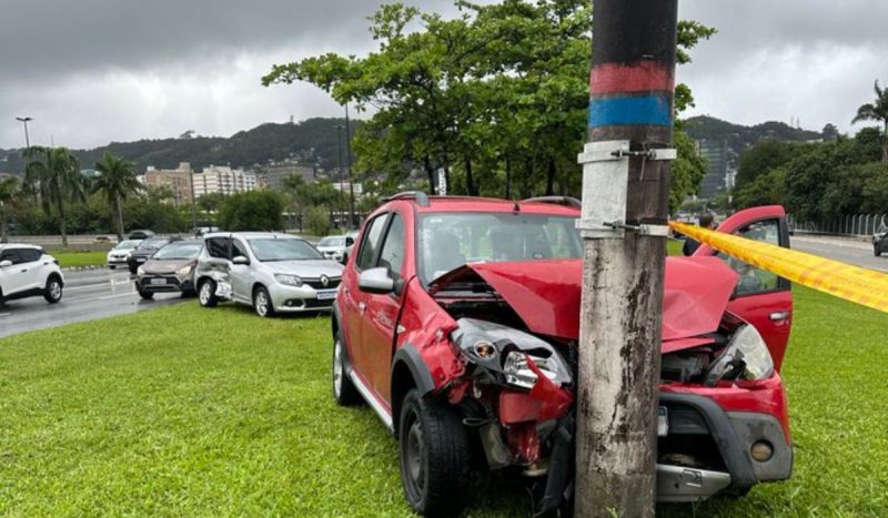 Acidente entre dois carros, na avenida Gustavo Richard, gera lentidão próximo à saída da Ilha