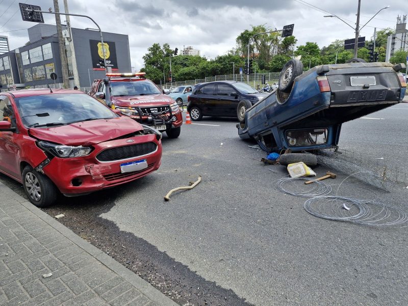 A imagem mostra um carro capotado em Blumenau 