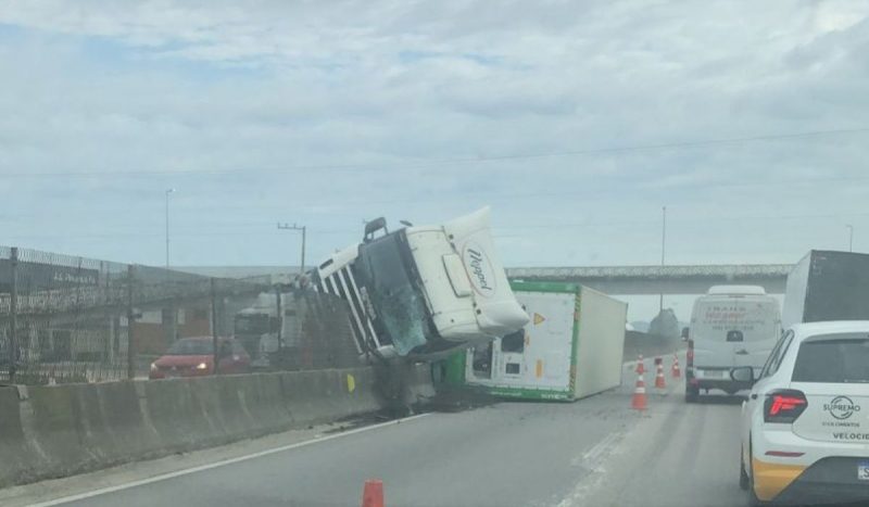 Tombamento de carreta na BR-101 não deixou feridos, segundo a Arteris Litoral Sul