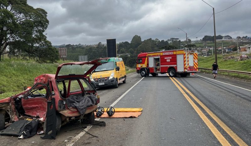 Acidente na BR-116 entre carro e caminhão deixou um homem morto. Foto mostra o veículo destruído no acostamento da pista após o acidente