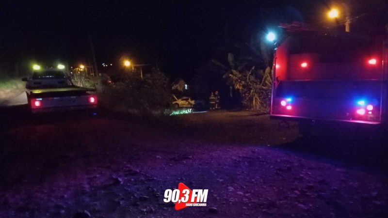 Guincho e caminhão dos bombeiros durante atendimento da ocorrência