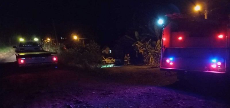 Guincho e caminhão dos bombeiros durante atendimento da ocorrência