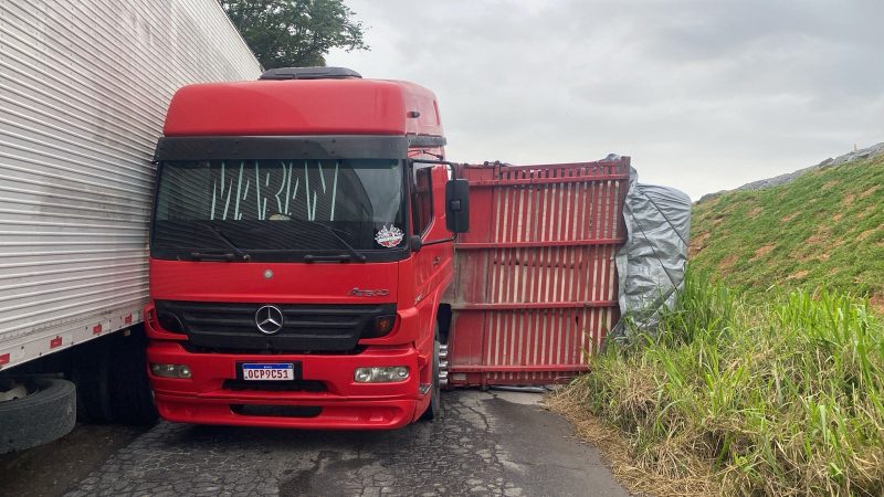 A imagem mostra o caminhão tombado.