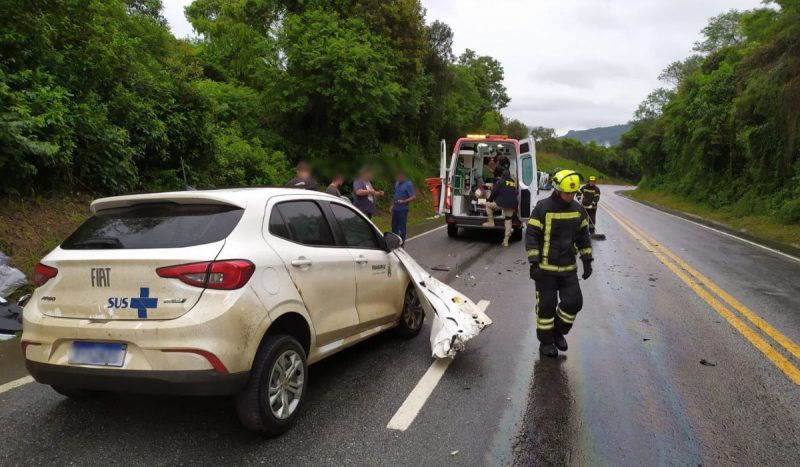 Colisão entre carro e caminhão aconteceu no fim da madrugada desta quinta-feira (7)