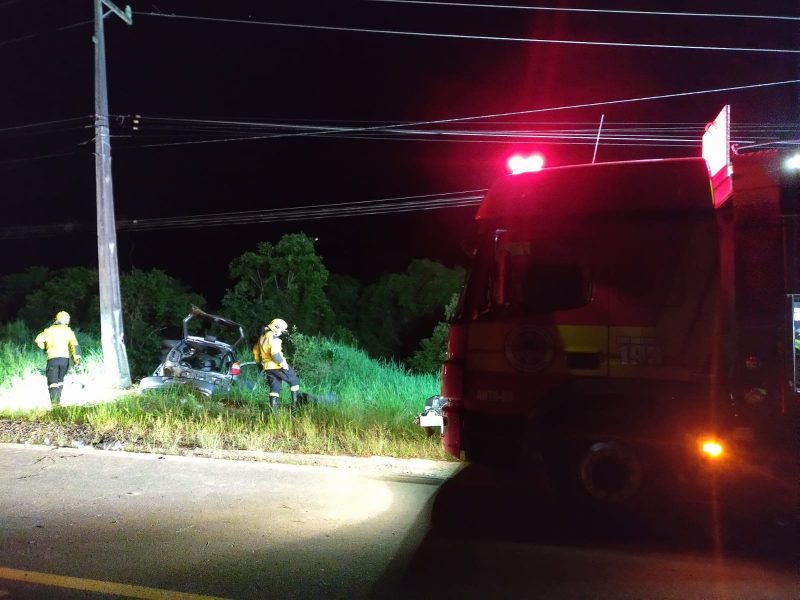 Carro ocupado por jovens caído em margem após bater em poste na SC-110