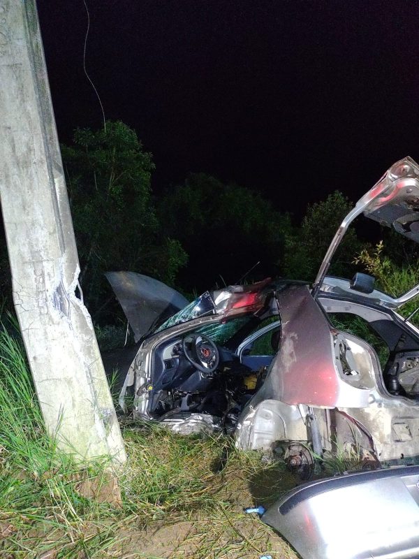 Carro ocupado por jovens caído em margem após bater em poste na SC-110