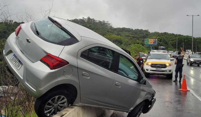 Motorista perde o controle em pista molhada e carro para em cima de mureta na SC0401, em Florianópolis