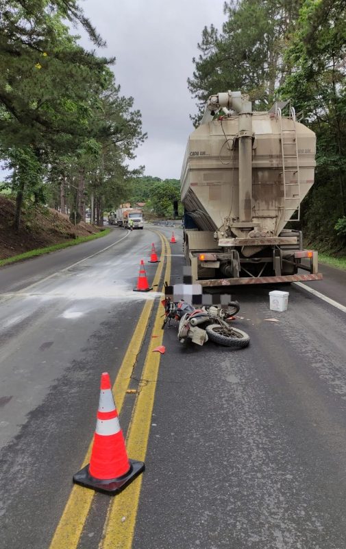 Corpo de motociclista morto no acidente borrado em imagem que mostra cena da colisão