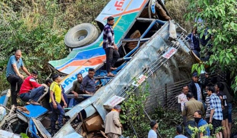 Acidente de ônibus na Índia ocorreu em trecho bastante precário da rodovia