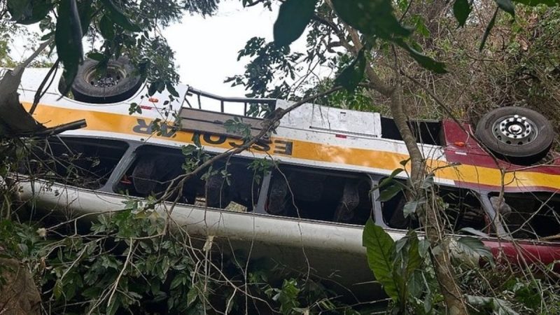 Um acidente com ônibus despencou de uma ribanceira de 20 metros. 