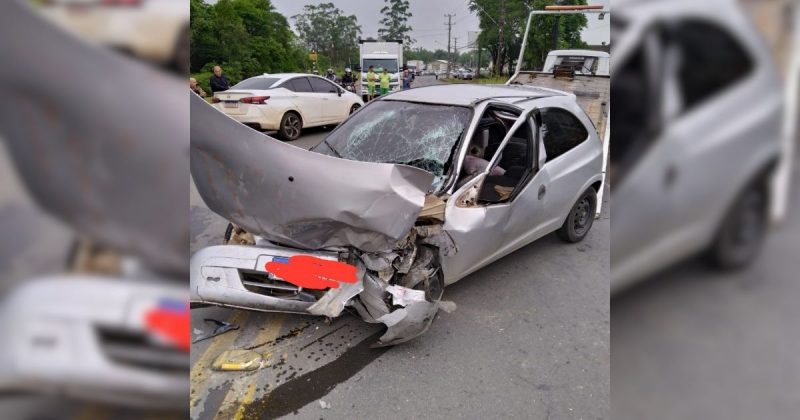 Condutora e caroneiro do veículo Celta foram encaminhados ao hospital em estado grave após acidente de trânsito