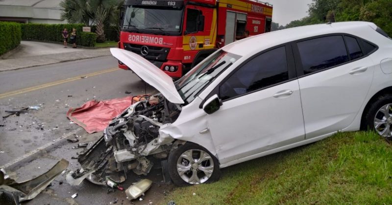 Acidente de trânsito entre Onix e Celta deixou três pessoas feridas, duas delas em estado grave