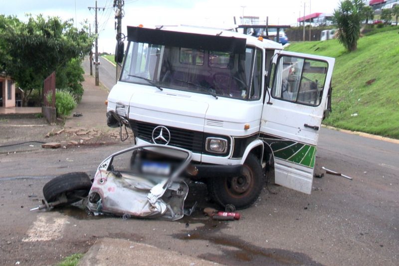 caminhão com a parte da frente danificada e porta do carro arrancada caída na frente