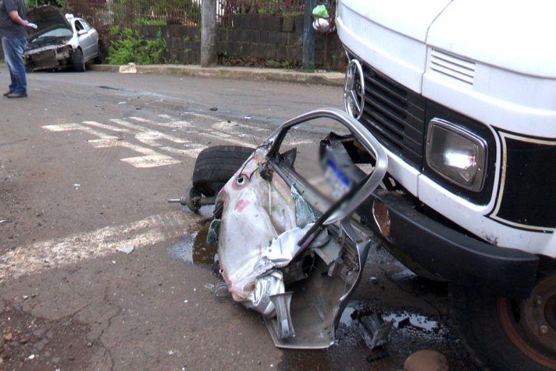 porta do carro arrancada em frente ao caminhão após acidente 