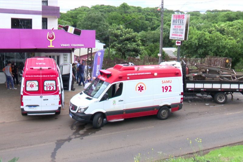 ambulâncias do samu paradas para atender motorista que teve porta do carro arrancada em acidente 