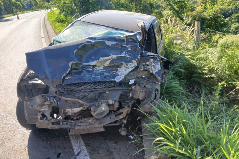 Carro ficou destruído após bater contra um caminhão durante um acidente 