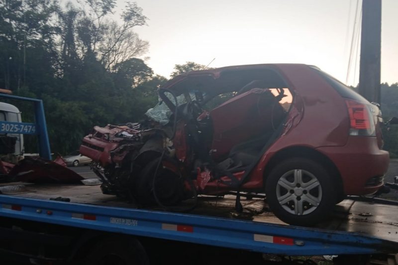 Carro destruído em acidente em Guatambu