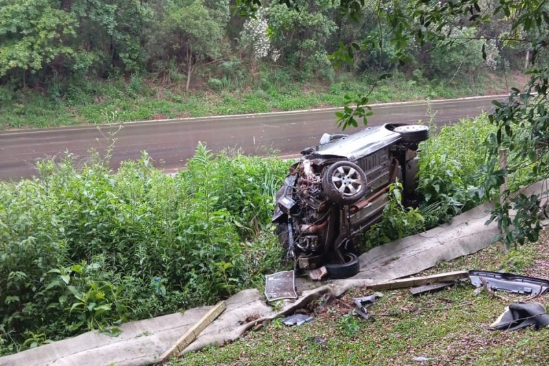 Padrasto e criança são ejetados durante capotamento na SC-350.