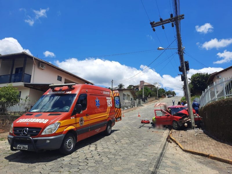 Carro batido contra poste de energia em rua de Rio do Sul 