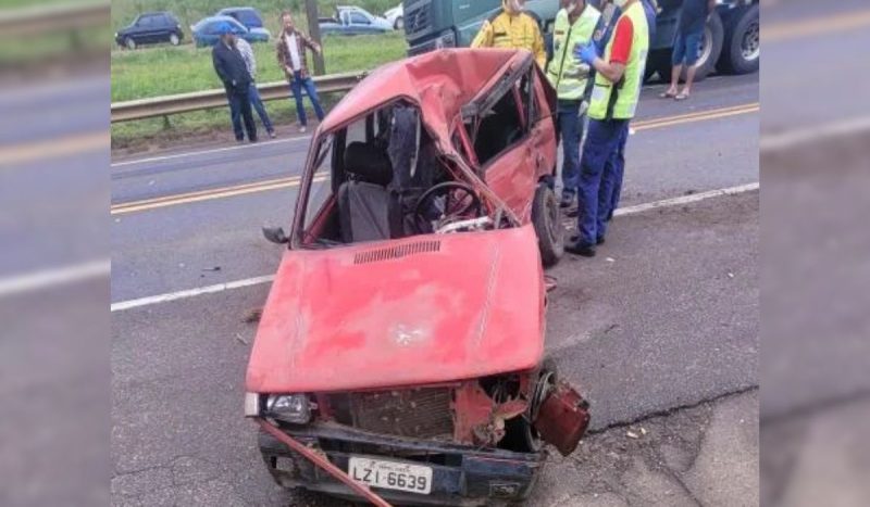 Veículo destruído após acidente na BR-116