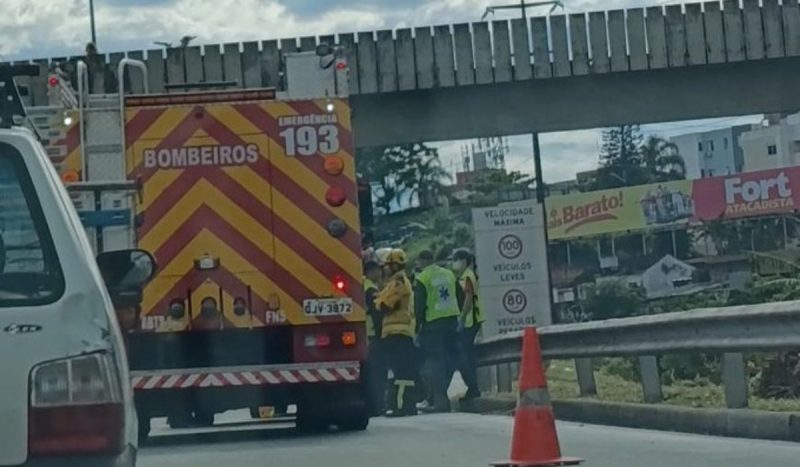 Motociclista fica ferida em acidente entre carro e moto na BR-282 (Via Expressa) 