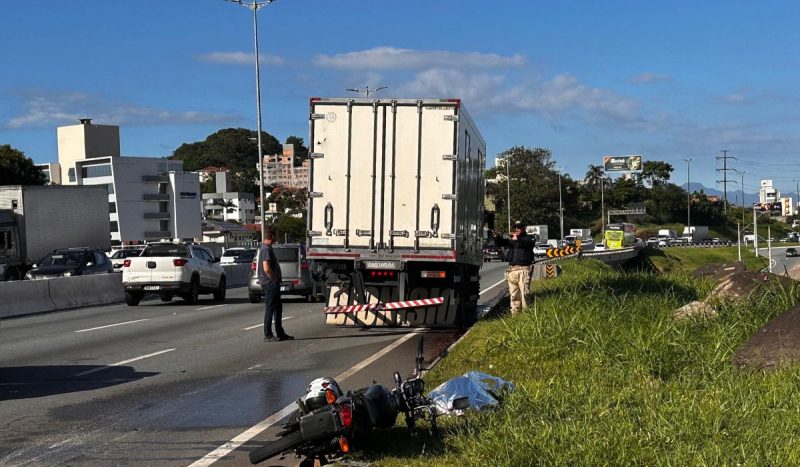 Motociclista morre após colisão entre moto e caminhão parado e morreu no local